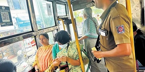 ಬಿಎಂಟಿಸಿ ವ್ಯವಸ್ಥಾಪಕ ನಿರ್ದೇಶಕಿ ಸತ್ಯವತಿ (ಕುಳಿತು, ಮುಖವಾಡ ಧರಿಸಿ) ಅವರು ಬುಧವಾರ ಬೆಂಗಳೂರಿನಲ್ಲಿ ಬಿಎಂಟಿಸಿ ಬಸ್‌ನಲ್ಲಿ ಪ್ರಯಾಣಿಸಿದರು.