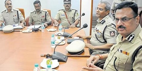 ಬೆಂಗಳೂರಿನಲ್ಲಿ ಗುರುವಾರ ನಡೆದ ಸಭೆಯಲ್ಲಿ ಡಿಜಿ ಮತ್ತು ಐಜಿಪಿ ಅಲೋಕ್ ಮೋಹನ್ ಮತ್ತು ನಗರ ಪೊಲೀಸ್ ಆಯುಕ್ತ ಬಿ ದಯಾನಂದ.