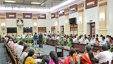 ಕೆಂಪೇಗೌಡ ಜಯಂತಿ ಕಾರ್ಯಕ್ರಮದ ಕುರಿತು ವಿಧಾನಸೌಧದಲ್ಲಿ ಪೂರ್ವಭಾವಿ ಸಭೆ ನಡೆಸುತ್ತಿರುವ ಡಿಕೆ.ಶಿವಕುಮಾರ್.