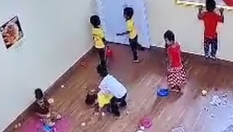 ಮಗುವಿನ ಮೇಲೆ ಮತ್ತೊಂದು ಮಗು ಹಲ್ಲೆ ನಡೆಸುತ್ತಿರುವುದು.