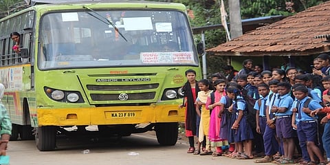 ಬಸ್ಸು ಮುಂದೆ ನಿಂತು ಶಾಲಾ ಮಕ್ಕಳ ಪ್ರತಿಭಟನೆ