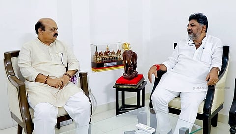 ಮಾಜಿ ಸಿಎಂ ಬೊಮ್ಮಾಯಿಯವರೊಂದಿಗೆ ಮಾತುಕತೆ ನಡೆಸುತ್ತಿರುವ ಡಿಸಿಎಂ ಡಿಕೆ.ಶಿವಕುಮಾರ್.