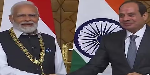 ಪ್ರಧಾನಿ ಮೋದಿಗೆ ಪ್ರಶಸ್ತಿ ಪ್ರದಾನ ಮಾಡಿದ ಈಜಿಪ್ಟ್ ಅಧ್ಯಕ್ಷ ಆಲ್ ಸಿಸಿ