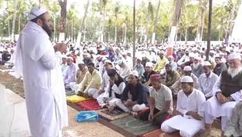 ಪ್ರಾರ್ಥನೆ ಸಲ್ಲಿಸುತ್ತಿರುವ ಮುಸ್ಲಿಮರು.
