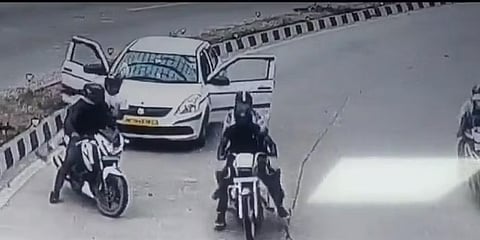 ಕಾರು ಅಡ್ಡಗಟ್ಟಿರುವ ದರೋಡೆಕೋರರು.