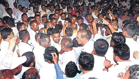ಮಾತಿನ ಚಕಮಕಿ ನಡೆಯುತ್ತಿರುವ ಬಿಜೆಪಿ ಕಾರ್ಯಕರ್ತರು.