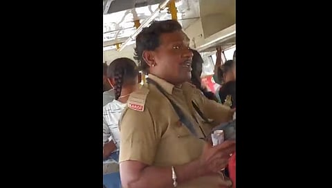 ಹಾಡು ಹೇಳುತ್ತಿರುವ ಬಸ್ ನಿರ್ವಾಹಕ.