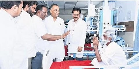 ಮೈಸೂರಿನ ಜಿಲ್ಲಾ ಆಸ್ಪತ್ರೆಗೆ ಭೇಟಿ ನೀಡಿ ರೋಗಿಗಳೊಂದಿಗೆ ಮಾತುಕತೆ ನಡೆಸುತ್ತಿರುವ ಆರೋಗ್ಯ ಸಚಿವ ದಿನೇಶ್ ಗುಂಡೂರಾವ್.