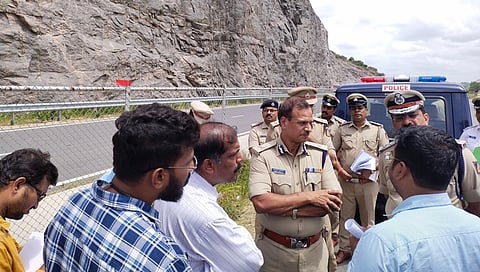 ಬೆಂಗಳೂರು-ಮೈಸೂರು ಎಕ್ಸ್‌ಪ್ರೆಸ್‌ವೇ ಪರಿಶೀಲನೆ ನಡೆಸುತ್ತಿರುವ ಎಡಿಜಿಪಿ ಅಲೋಕ್ ಕುಮಾರ್.