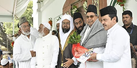ಮುಖ್ಯಮಂತ್ರಿ ಸಿದ್ದರಾಮಯ್ಯ ಬಕ್ರೀದ್ ಹಬ್ಬದ ಪ್ರಯುಕ್ತ ಚಾಮರಾಜಪೇಟೆಯ ಈದ್ಗಾ ಮೈದಾನದಲ್ಲಿ ನಡೆದ ಸಾಮೂಹಿಕ ಪ್ರಾರ್ಥನೆಯಲ್ಲಿ ಪಾಲ್ಗೊಂಡರು