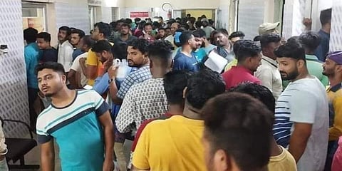 ರೈಲು ದುರಂತದಲ್ಲಿ ಗಾಯಗೊಂಡವರಿಗೆ ರಕ್ತದಾನ ಮಾಡಲು ಸರತಿ ಸಾಲಿನಲ್ಲಿ ನಿಂತಿರುವ ಜನರು