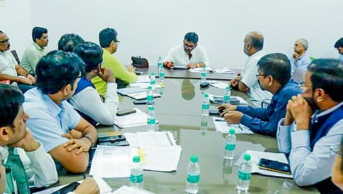 ಅಧಿಕಾರಿಗಳೊಂದಿಗೆ ಸಭೆ ನಡೆಸುತ್ತಿರುವ ಡಿಕೆ.ಶಿವಕುಮಾರ್.