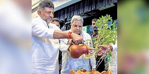 ವಿಶ್ವ ಪರಿಸರ ದಿನದ ಅಂಗವಾಗಿ ಕರ್ನಾಟಕ ಉಪಮುಖ್ಯಮಂತ್ರಿ ಡಿಕೆ ಶಿವಕುಮಾರ್ ಮತ್ತು ಮುಖ್ಯಮಂತ್ರಿ ಸಿದ್ದರಾಮಯ್ಯ ಅವರು ಗಿಡಕ್ಕೆ ನೀರುಣಿಸಿದರು.