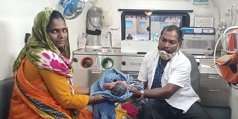 ನವಜಾತ ಶಿಶುವಿನೊಂದಿಗೆ ತಾಯಿ