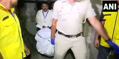 ಮಕ್ಕಳ ಮೃತದೇಹದೊಂದಿಗೆ ಪೊಲೀಸರ ಚಿತ್ರ
