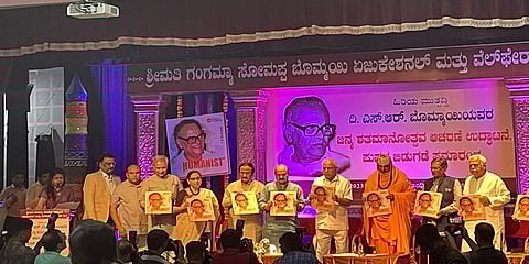 ಎಸ್‌ಆರ್‌ ಬೊಮ್ಮಾಯಿ ಅವರ ಜೀವನ ಕುರಿತಾದ ‘ದಿ ರಾಡಿಕಲ್‌ ಹ್ಯೂಮನಿಸ್ಟ್‌’ ಪುಸ್ತಕವನ್ನು ನಿನ್ನೆ ಬೆಂಗಳೂರಿನಲ್ಲಿ ಬಿಡುಗಡೆ ಮಾಡಿದ ಸಂದರ್ಭ