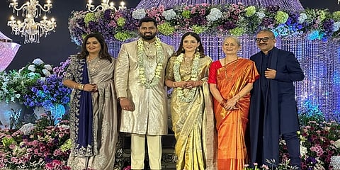 ಬೆಂಗಳೂರಿನ ಅರಮನೆ ಮೈದಾನದಲ್ಲಿ ರೆಬೆಲ್ ಸ್ಟಾರ್ ಅಂಬರೀಷ್ ಹಾಗೂ ಸುಮಲತಾ ಪುತ್ರ ಅಭಿಷೇಕ್ ಹಾಗೂ ಅವಿವಾ ರಿಸೆಪ್ಷನ್ ಅದ್ಧೂರಿಯಾಗಿ ನಡೆಯಿತು. ನೂತನ ಜೋಡಿಯೊಂದಿಗೆ ಕುಟುಂಬ ಸದಸ್ಯರ ಫೋಟೋ