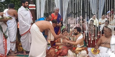 ಉಡುಪಿ ಅದಮಾರ್ ಮಠದ ಸಂಪ್ರದಾಯ ಪ್ರಕಾರ ಕೇಂದ್ರ ವಿತ್ತ ಸಚಿವೆ ನಿರ್ಮಲಾ ಸೀತಾರಾಮನ್ ಪುತ್ರಿ ವಿವಾಹ(ಫೋಟೋ ಕೃಪೆ-ಅದಮಾರು ಮಠದ ಫೇಸ್ ಬುಕ್ ಖಾತೆಯಿಂದ)
