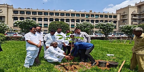 ವಿಕಾಸ ಸೌಧದಲ್ಲಿ ಅಧಿಕೃತ ಕಚೇರಿಯ ಪೂಜೆ ನೆರವೇರಿಸಿ ಆವರಣದಲ್ಲಿ ಸಸಿ ನೆಟ್ಟ ಅರಣ್ಯ ಖಾತೆ ಸಚಿವ ಈಶ್ವರ್ ಖಂಡ್ರೆ