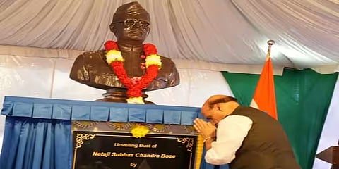 ನೇತಾಜಿ ಪ್ರತಿಮೆಗೆ ನಮಸ್ಕರಿಸುತ್ತಿರುವ ರಕ್ಷಣಾ ಸಚಿವ ರಾಜನಾಥ್ ಸಿಂಗ್