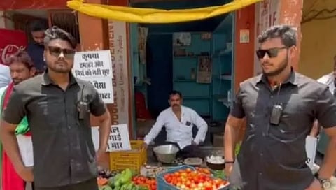 ಬೌನ್ಸರ್ ನೇಮಿಸಿಕೊಂಡ ಟೊಮೋಟೋ ವ್ಯಾಪಾರಿ