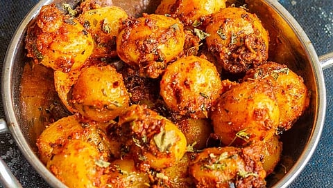 ಬೇಕಾಗುವ ಪದಾರ್ಥಗಳು,,, ಉದ್ದಿನ ಬೇಳೆ – ಎರಡೂವರೆ ಚಮಚ ಕೆಂಪು ಮೆಣಸಿನಕಾಯಿ – 5 ಕಾಳುಮೆಣಸು – 1 ಚಮಚ ಕಡಲೆ ಬೇಳೆ – ಅರ್ಧ ಚಮಚ ಜೀರಿಗೆ – ಕಾಲು ಚಮಚ ಸಾಸಿವೆ – ಕಾಲು ಚಮಚ ಹಿಂಗ್ – ಕಾಲು ಚಮಚ ಈರುಳ್ಳಿ – 2 (ಸಣ್ಣಗೆ ಕತ್ತರಿಸಿದ್ದು) ಕರಿಬೇವಿನ ಎಲೆ – ಸ್ವಲ್ಪ ಬೇಯಿಸಿದ ಎಳೆಯ ಆಲೂಗಡ್ಡೆ – 15 ರಿಂದ 20 ಉಪ್ಪ