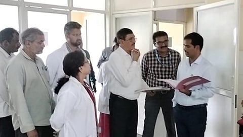 ಪರಿಶೀಲನೆ ನಡೆಸುತ್ತಿರುವ ಮಂಡ್ಯ ಜಿಲ್ಲಾಧಿಕಾರಿ.