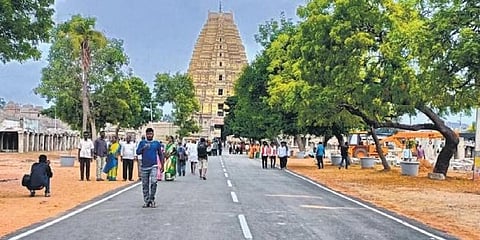 ಹಂಪಿಯಲ್ಲಿ ಜಿ20 ಸಭೆ ಘೋಷಣೆಯಾದ ನಂತರ ವಿರೂಪಾಕ್ಷ ದೇವಸ್ಥಾನದ ಮುಂಭಾಗದಲ್ಲಿ ನಿರ್ಮಿಸಲಾದ ಹೊಸ ರಸ್ತೆ