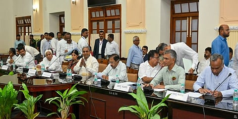 ಸಭೆಯಲ್ಲಿ ಸಿಎಂ ಸಿದ್ದರಾಮಯ್ಯ ಮತ್ತಿತರರು
