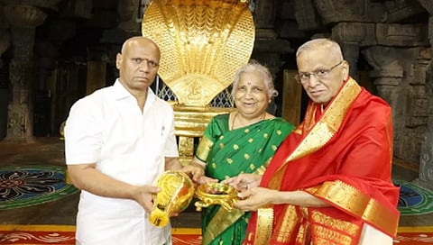 ಬಂಗಾರದ ಶಂಖ, ಆಮೆ ವಿಗ್ರಹ ನೀಡಿದ ಇನ್ಫೋಸಿಸ್ ನಾರಾಯಣಮೂರ್ತಿ ದಂಪತಿ