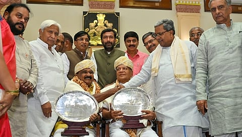 ಮಾಜಿ ವಿರೋಧ ಪಕ್ಷದ ನಾಯಕ ಎಸ್.ಆರ್. ಪಾಟೀಲ ಹಾಗೂ ವಿಧಾನ ಪರಿಷತ್ ಮಾಜಿ ಸದಸ್ಯ ಶ್ರೀಕಂಠೇಗೌಡ ಅವರಿಗೆ ಅತ್ಯುತ್ತಮ ಶಾಸಕ ಪ್ರಶಸ್ತಿ ನೀಡಿ ಗೌರವಿಸಲಾಯಿತು.