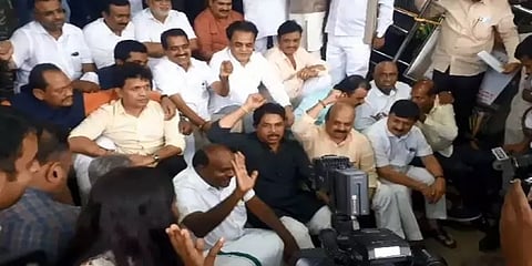 ವಿಧಾನಸೌಧದಲ್ಲಿ ಸರ್ಕಾರದ ವಿರುದ್ಧ ಹೆಚ್ ಡಿ ಕುಮಾರಸ್ವಾಮಿ, ಮಾಜಿ ಸಿಎಂ ಬಸವರಾಜ ಬೊಮ್ಮಾಯಿ ಪ್ರತಿಭಟನೆ