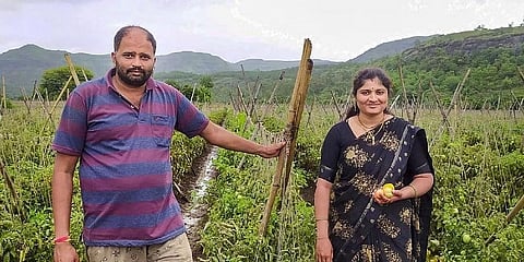 ರೈತ ಈಶ್ವರ್ ಗೇಕರ್ ತನ್ನ ಪತ್ನಿಯೊಂದಿಗೆ