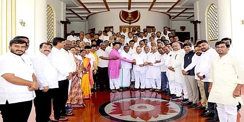 ವಿರೋಧ ಪಕ್ಷಗಳನ್ನು ಹತ್ತಿಕ್ಕುವ ರಾಜ್ಯ ಸರ್ಕಾರದ ನಡೆಯನ್ನು ಖಂಡಿಸಿ ಹಾಗೂ ಪ್ರತಿಪಕ್ಷ ಶಾಸಕರನ್ನು ಸದನದಿಂದ ಅಮಾನತು ಮಾಡಿರುವ ಅಸಂವಿಧಾನಿಕ ನಡೆಯ ಬಗ್ಗೆ ರಾಜ್ಯಪಾಲ ಥಾವರ್ ಚಂದ್ ಗೆಹ್ಲೋಟ್ ಅವರನ್ನು ಬಿಜೆಪಿ ಜೆಡಿಎಸ್ ಶಾಸಕರು ಭೇಟಿ ಮಾಡಿ ಮನವಿ ಸಲ್ಲಿಸಿದರು.