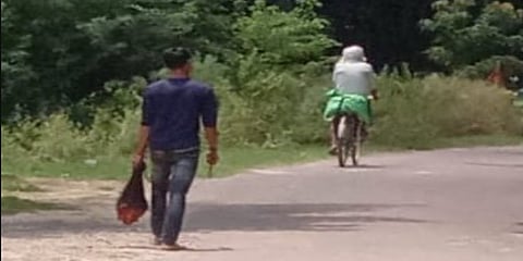 ಸಹೋದರಿಯ ರುಂಡದೊಂದಿಗೆ ನಡೆಯುತ್ತಿರುವ ಅಣ್ಣನ ಚಿತ್ರ