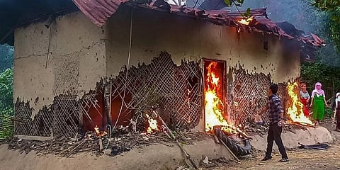 ಆರೋಪಿ ಮನೆಗೆ ಬೆಂಕಿ ಹಚ್ಚಿರುವುದು.