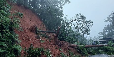 ಮೊಣ್ಣಿಗೇರಿ ಬಳಿ ಇರುವ ಎನ್ ಹೆಚ್ 275 ರಲ್ಲಿ ಭೂ ಕುಸಿತ