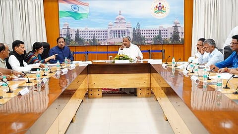 ಅಧಿಕಾರಿಗಳೊಂದಿಗೆ ಸಭೆ ನಡೆಸುತ್ತಿರುವ ಸಿಎಂ ಸಿದ್ದರಾಮಯ್ಯ