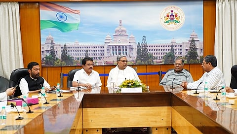 ನಿಯೋಗದೊಂದಿಗೆ ಮಾತುಕತೆ ನಡೆಸುತ್ತಿರುವ ಸಿಎಂ ಸಿದ್ದರಾಮಯ್ಯ.