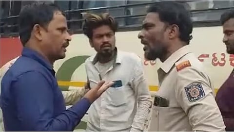 ಶಿಕ್ಷಕನೊಂದಿಗೆ ಮಾತಿನ ಚಕಮಕಿ ನಡೆಸುತ್ತಿರುವ ಬಸ್ ಚಾಲಕ