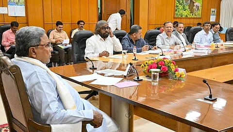 ಕರ್ನಾಟಕ ಗಣಿ ಪರಿಸರ ಪುನಶ್ಚೇತನ ನಿಗಮದೊಂದಿಗೆ ಸಭೆ ನಡೆಸುತ್ತಿರುವ ಸಿಎಂ ಸಿದ್ದರಾಮಯ್ಯ