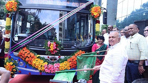 ಬಸ್'ಗೆ ಚಾಲನೆ ನೀಡುತ್ತಿರುವ ಸಚಿವ ರಾಮಲಿಂಗಾ ರೆಡ್ಡಿ.