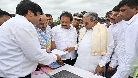 ಹೆದ್ದಾರಿ ಪರಿಶೀಲನೆ ನಡೆಸಿದ ಸಿಎಂ ಸಿದ್ದರಾಮಯ್ಯ