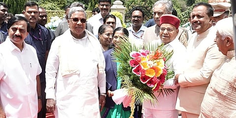 ಜಂಟಿ ಅಧಿವೇಶನ ಉದ್ದೇಶಿಸಿ ಭಾಷಣ ಮಾಡಲು ಬಂದ ರಾಜ್ಯಪಾಲರನ್ನು ಸ್ವಾಗತಿಸಿದ ವಿಧಾನಸಭಾಧ್ಯಕ್ಷರು ಮತ್ತು ಮುಖ್ಯಮಂತ್ರಿ ಸಿದ್ದರಾಮಯ್ಯ