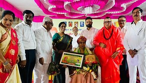 ಮಹಿಳಾ ಮತ್ತು ಮಕ್ಕಳ ಅಭಿವೃದ್ಧಿ ಸಚಿವೆ ಲಕ್ಷ್ಮೀ ಹೆಬ್ಬಾಳ್ಕರ್ ಅವರನ್ನು ಭಾನುವಾರ ಬೆಳಗಾವಿಯ ಲಕ್ಷ್ಮೀ ತೆಕಡಿಯಲ್ಲಿ ಹಿರೇಮಠದ ಚಂದ್ರಶೇಖರ ಶಿವಾಚಾರ್ಯರು ಸನ್ಮಾನಿಸಿದರು.