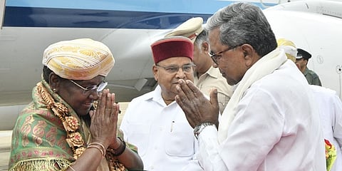 ರಾಷ್ಟ್ರಪತಿ ದ್ರೌಪದಿ ಮುರ್ಮ ಸ್ವಾಗತಿಸಿದ ಸಿಎಂ ಸಿದ್ದರಾಮಯ್ಯ