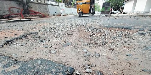 ರಸ್ತೆಗಳಲ್ಲಿ ರಸ್ತೆಗುಂಡಿಗಳು