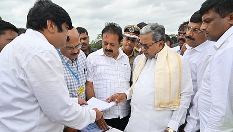 ಎಕ್ಸ್‌ಪ್ರೆಸ್‌ವೇ ಪರಿಶೀಲನೆ ನಡೆಸುತ್ತಿರುವ ಸಿಎಂ ಸಿದ್ದರಾಮಯ್ಯ.
