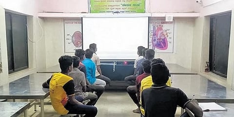 ಸ್ಮಾರ್ಟ್ ತರಗತಿಯಲ್ಲಿ ವಿದ್ಯಾರ್ಥಿಗಳು