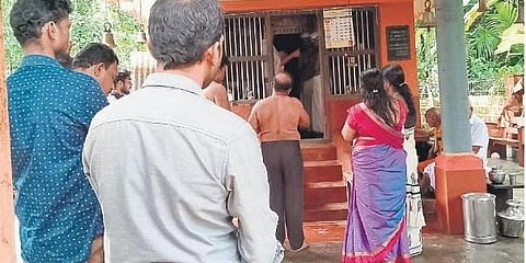 ದೈವದ ಮುಂದೆ ಪ್ರಾರ್ಥಿಸುತ್ತಿರುವ ಕಾಂಗ್ರೆಸ್ ಮುಖಂಡರು.